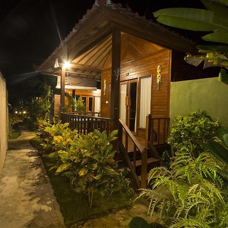 Amora Hut's Hotel Nusa Lembongan  Bagian luar foto