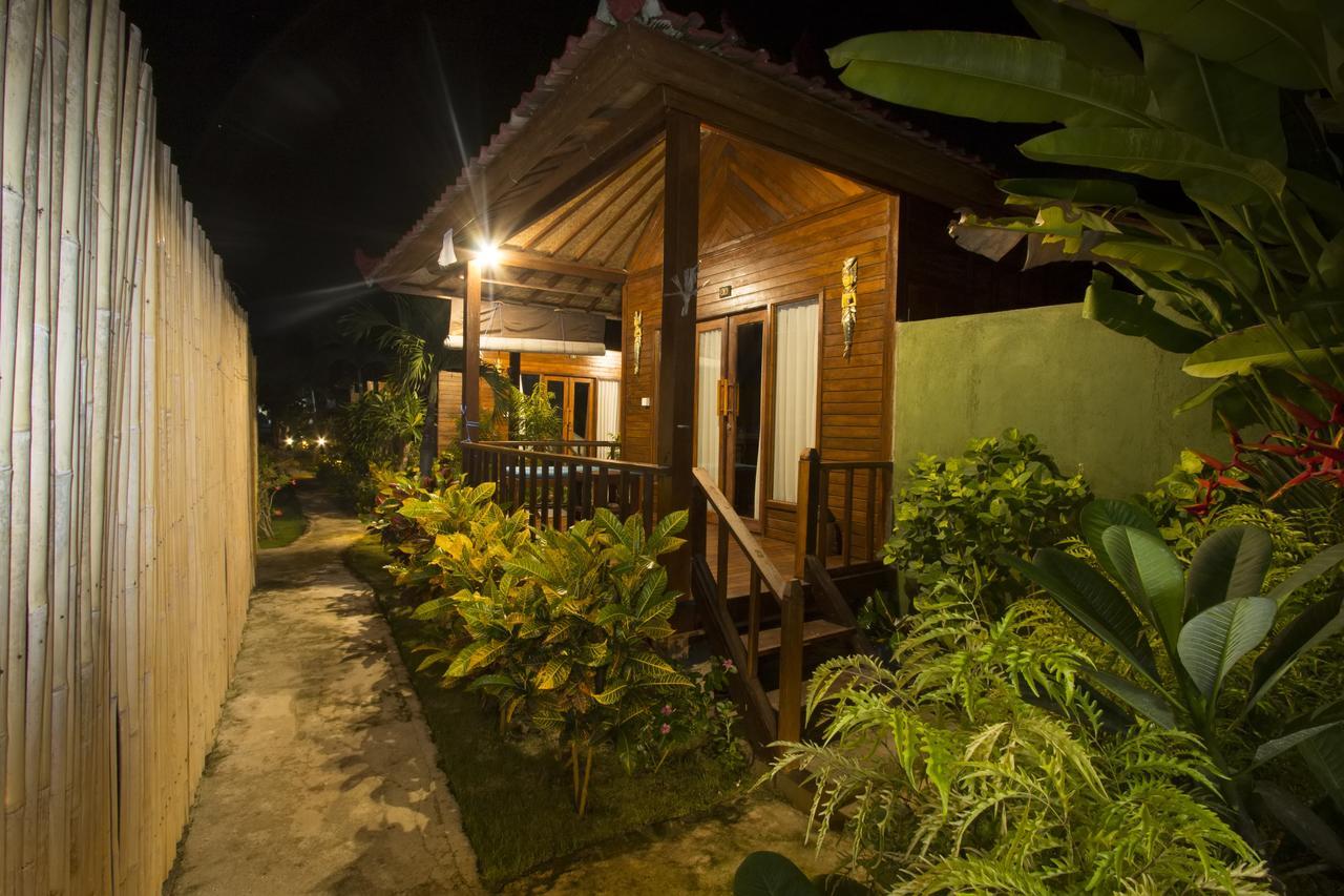 Amora Hut's Hotel Nusa Lembongan  Bagian luar foto